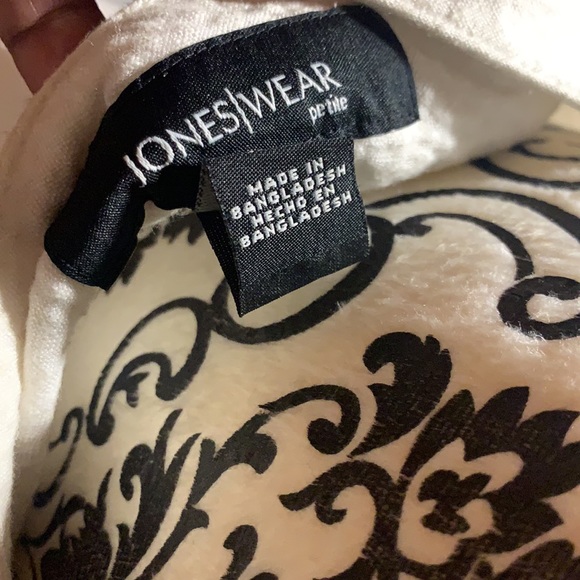 Jones Wear White skirt. - Picture 7 of 7